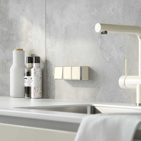 Розетка влагозащищенная с заземлением с защитной крышкой и шторками Werkel Gallant слоновая кость W5071203 4690389164590