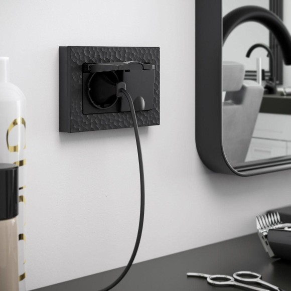 Розетка двойная влагозащищенная с заземлением с защитной крышкой и шторками Werkel черный W1172208 4690389178092 Розетка двойная влагозащищенная с заземлением с защитной крышкой и шторками Werkel черный W1172208 4690389178092