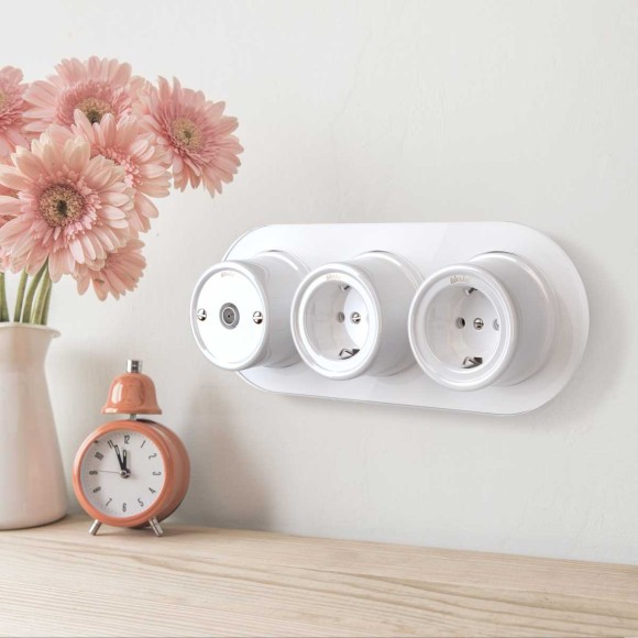 Розетка с заземлением Werkel Ретро белый W5671001 4690389166792