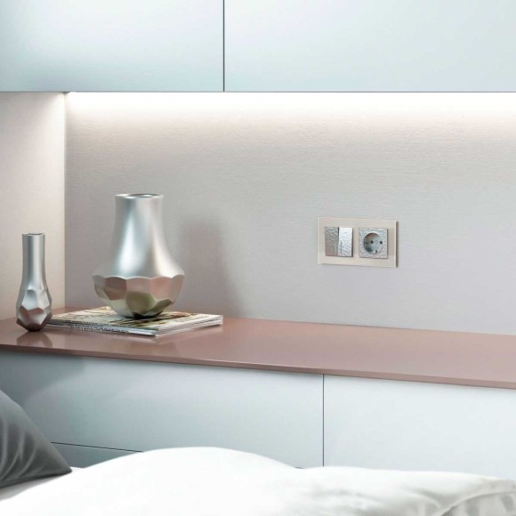 Розетка Werkel Hammer с заземлением и шторками серебряный W1271106 4690389162824