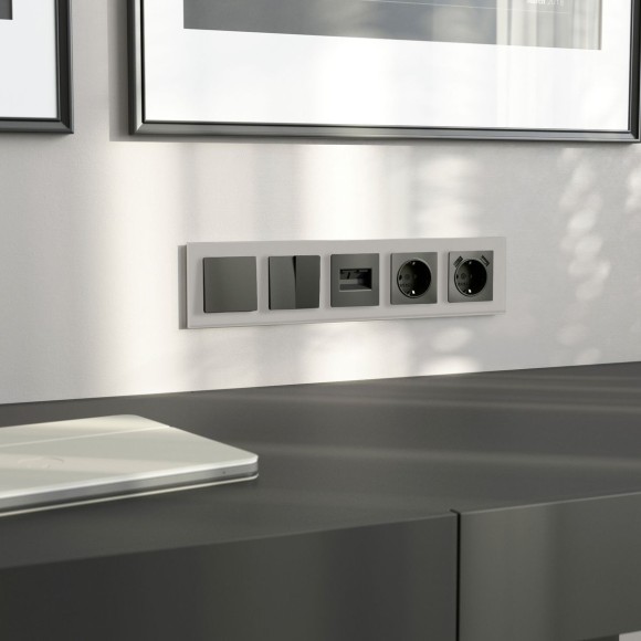 Рамка Werkel Senso на 5 постов дымчатый стекло soft-touch W0053117 4690389214301 Рамка Werkel Senso на 5 постов дымчатый стекло soft-touch W0053117 4690389214301