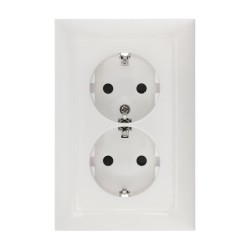 Розетка LK Studio двойная прямая с з/к, со шторками (белый) LK60 863704-1